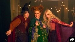 (ki-ka) Kathy Najimy, Bette Midler, dan Sarah Jessica Parker dalam film "Hocus Pocus 2" (dok: Matt Kennedy/Disney via AP)