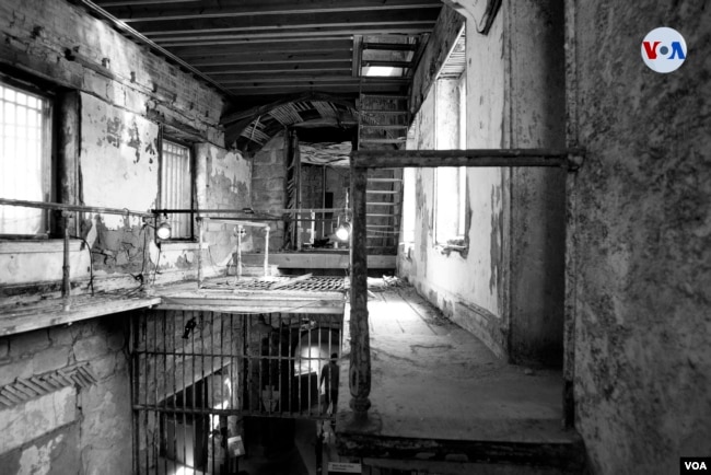 Escaleras y pasillos que dan acceso a la segunda planta, donde permanecían los guardias mientras vigilaban las celdas. Actualmente no está abierto al público. [Foto: Ismael Rodríguez]