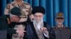 Pemimpin tertinggi Iran Ayatollah Ali Khamenei menghadiri acara wisuda taruna pasukan militer Iran yang digelar di Teheran, pada 3 Oktober 2022. (Foto: AFP/ HO/ KHAMENEI.IR)