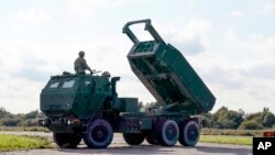 Un sistema de cohetes de artillería de alta movilidad (HIMARS) en funcionamiento durante ejercicios militares en el aeropuerto de Spilve en Riga, Letonia, el 26 de septiembre de 2022.