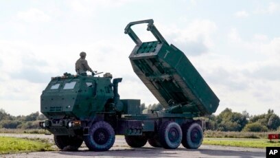 Un sistema de cohetes de artillería de alta movilidad (HIMARS) en funcionamiento durante ejercicios militares en el aeropuerto de Spilve en Riga, Letonia, el 26 de septiembre de 2022.
