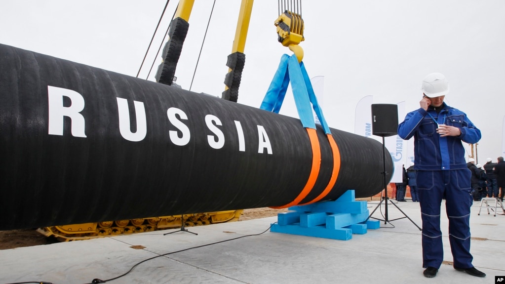 资料照 - 俄罗斯于2010年4月9号在离圣彼得堡西北方向179公里的波托瓦亚湾开始建设北溪天然气管道。图为一工程人员用手机在协调联络。(photo:VOA)
