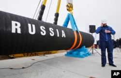 Dimulainya pembangunan pipa Nord Stream di Teluk Portovaya sekitar 170 km barat laut dari St. Petersburg, Rusia pada 9 April 2010. (Foto: AP)