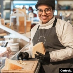La venezolana Genessi Pinto en sus labores de "cheesemonger".