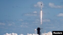 Un cohete SpaceX Falcon 9 con la cápsula Dragon se lanza desde Pad-39A en la misión Crew-5 que transporta a los miembros de la tripulación a la comandante Nicole Mann, al piloto de pruebas Josh Cassada, al cosmonauta de Roscosmos Anna Kikina y al especialista de misión Koichi Wakata de la Agencia de Exploración Aeroespacial de Japón (JAXA) a la Estación Espacial Internacional desde el Centro Espacial Kennedy de la NASA en Cabo Cañaveral, Florida, EEUU, el 5 de octubre de 2022. REUTERS/Joe Skipper