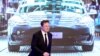 ARCHIVO - El CEO de Tesla Inc, Elon Musk, camina junto a una pantalla que muestra una imagen del automóvil Tesla Model 3 durante una ceremonia de apertura del programa Tesla Model Y fabricado en Shanghái, China, el 7 de enero de 2020.
