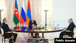 Presiden Rusia Vladimir Putin (tengah), Perdana Menteri Armenia Nikol Pashinyan (kanan) dan Presiden Azerbaijan Ilham Aliyev mengadakan pembicaraan di kota resor Laut Hitam Sochi pada 31 Oktober 2022. 