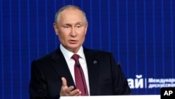 Presiden Rusia Vladimir Putin berbicara dalam acara pertemuan tahunan Valdai International Discussion Club yang digelar di luar Kota Moskow, Rusia, pada 27 Oktober 2022. (Foto: Sergei Karpukhin, Sputnik, Kremlin Pool Photo via AP)