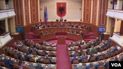 Votimi në parlamentin shqiptar i ndryshimeve ligjore per hapjen e dosjeve të ish Sigurimit të shtetit