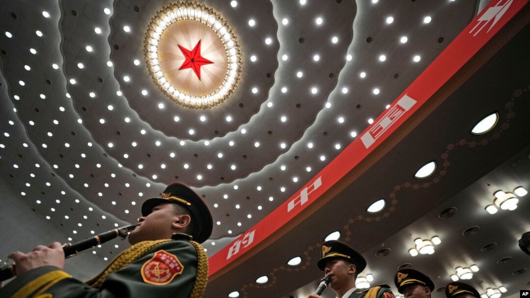 中共20大開幕前夕，解放軍軍樂團在人民大會堂排練。 -美聯社照片