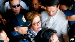 Senator oposisi Filipina Leila de Lima, tengah, ditahan sehari setelah surat perintah penangkapannya dikeluarkan oleh pengadilan regional, 24 Februari 2017, di Kota Pasay, selatan Manila, Filipina. (Foto: AP)