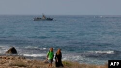 ২০২২ সালের ৭ অক্টোবর, দুই দেশের মধ্যে সীমান্তের ইসরাইলি অংশে, রশ হানিক্রার কাছে, যা লেবাননে রাস আল-নাকুরা নামে পরিচিত, সেখানে ভূমধ্যসাগরীয় জলসীমায় টহল চলাকালীন সমুদ্র সৈকতে লোকজন হাঁটছে।