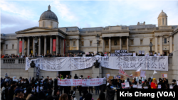 過百人倫敦示威 聲援北京“四通橋勇士” 。(美國之音記者 鄭樂捷)