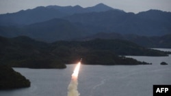 Foto yang dirilis dari Kantor Berita Korea Utara (KCNA) menunjukkan uji coba peluncuran rudal Hokkaido di lokasi yang dirahasiakan, awal Oktober lalu (foto: dok). 