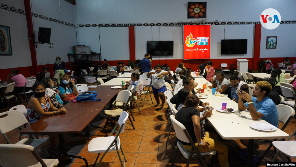 A diario se ofrecen decenas de platos de comida para personas en estado de vulnerabilidad. Foto Houston Castillo, VOA