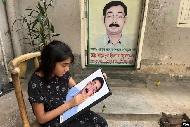 Opposition BNP leader Sajedul Islam Suman, who was abducted allegedly by RAB members in 2013, is one of the hundreds of enforced disappearance victims in Bangladesh. Suman's daughter is seen here with his photo at their Dhaka home. (Mohammad Abrar/VOA)