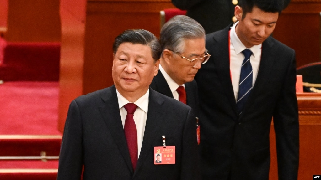 中共领导人习近平和前领导人胡锦涛在北京人大会堂出席中共二十大开幕式。（2022年10月16日）(photo:VOA)