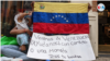 Una familia venezolana pernoctando en el centro de San José, Costa Rica a inicios de octubre de 2022. [Foto Miguel Bravo, VOA]