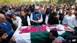 Ribuan pelayat menghadiri pemakaman wartawan senior Pakistan Arshad Sharif, di Islamabad, pada 27 Oktober 2022. Sharif tewas ditembak oleh polisi Nairobi dalam kasus salah sasaran di Kenya. (Foto: AP/Anjum Naveed)