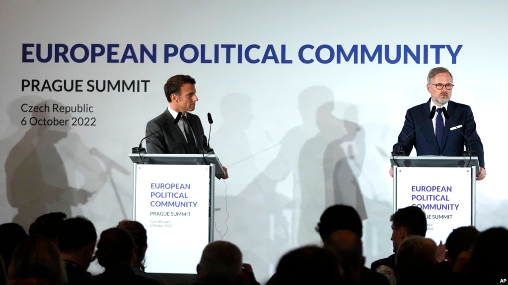 2022年10月6日，在捷克首都布拉格的布拉格城堡，法国总统马克龙（左）和捷克总理菲亚拉在欧洲政治共同体会议结束后出席媒体发布会。(photo:VOA)