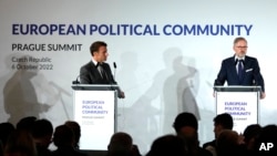Presiden Prancis Emmanuel Macron (kiri) dan Perdana Menteri Ceko Petr Fiala berbicara dalam konferensi pers setelah melangsungkan pertemuan Masyarakat Politik Eropa di Praha, Ceko, pada 6 Oktober 2022. (Foto: AP/Petr David Josek)