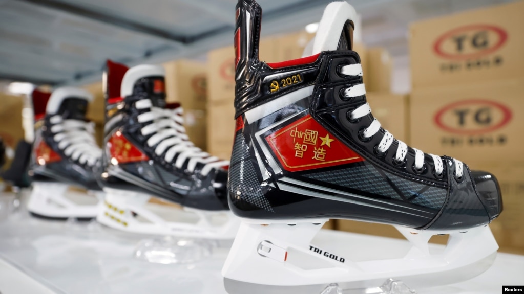 资料照片: 中国河北张家口一家商店出售的中国制造的冰鞋（2021年12月22日）(photo:VOA)