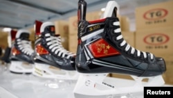 资料照片: 中国河北张家口一家商店出售的中国制造的冰鞋（2021年12月22日）