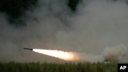 За повідомленням ЗМІ, новий пакет американської допомоги Україні вперше може включати ракети більшого радіуса дії. (AP Photo/Aaron Favila)