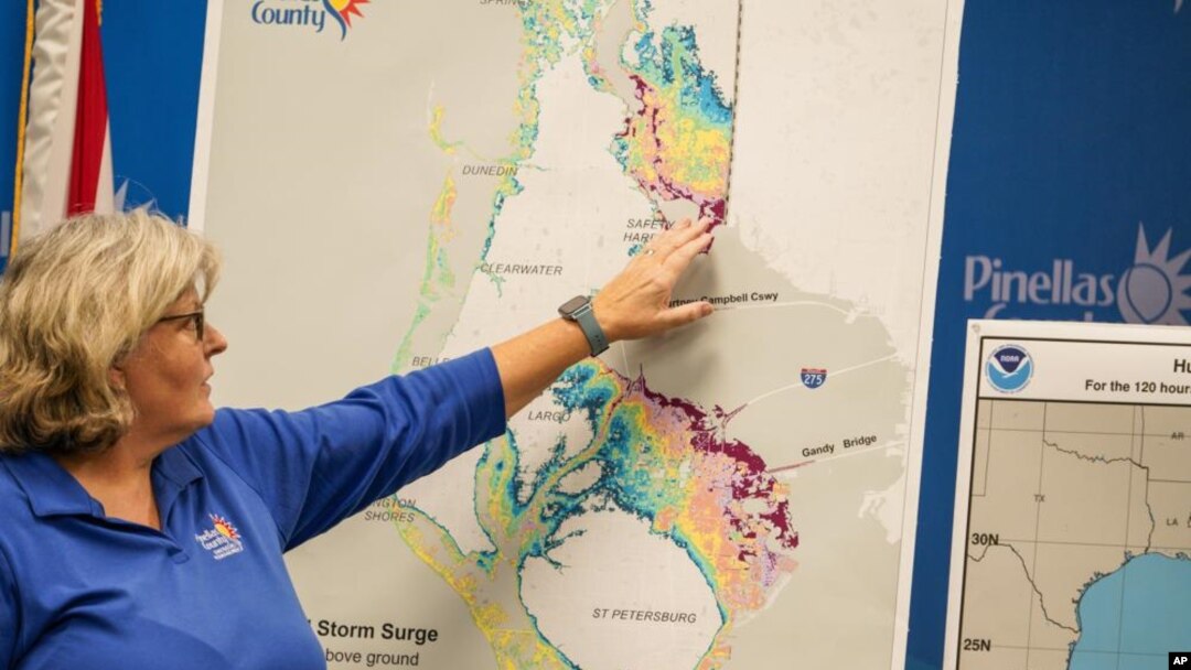 Cathie Perkins, directora de manejo de emergencias, señala un mapa en el que se indica dónde impactarían las marejadas durante una conferencia de prensa por el huracán Ian, el lunes 26 de septiembre de 2022.