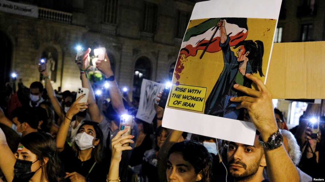 Aksi protes atas kematian perempuan Kurdi, Mahsa Amini di tahanan polisi moral Iran, terus berlanjut di berbagai kota di dunia, termasuk di Barcelona, Spanyol 15 Oktober 2022 (foto: dok). 