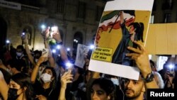 Aksi protes atas kematian perempuan Kurdi, Mahsa Amini di tahanan polisi moral Iran, terus berlanjut di berbagai kota di dunia, termasuk di Barcelona, Spanyol 15 Oktober 2022 (foto: dok). 