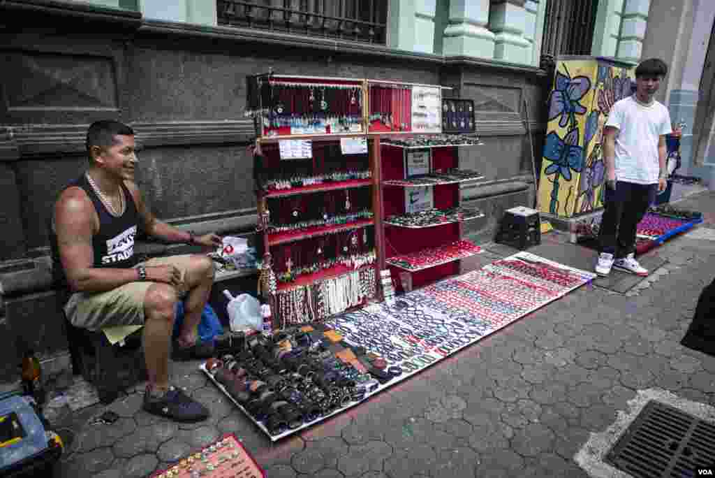 Trabajadores nicaragüenses en la avenida central de San José, Costa Rica que trabajan en el comercio formal e informal. Oscar Navarrete/VOA- LA PRENSA.