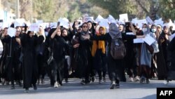 Pelajar perempuan Afghanistan meneriakkan "Pendidikan adalah hak kami, genosida adalah kejahatan" selama protes menuju kantor gubernur provinsi di Herat pada 2 Oktober 2022 (Foto: AFP)