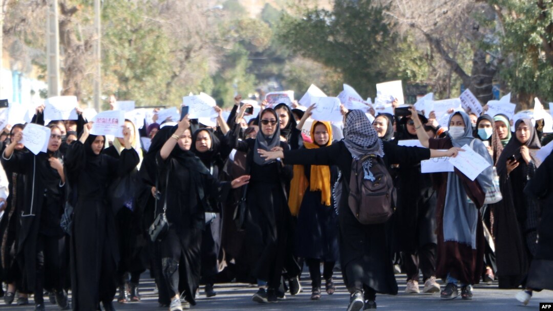 احتجاجي مظاهري دوران هرات يونيورسٽيءَ جون شاگردياڻيون ’تعليم اسان جو حق’ ۽ ’نسل ڪشي بند ڪريو’ جا نعرا لڳائيندي. 2 آڪٽوبر، 2022.