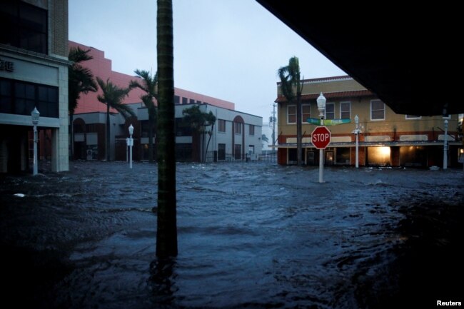 ABD'nin Florida eyaletinde geçen yıl etkili olan Ian kasırgasında yerleşim yerleri su altında kalmıştı. Fort Myers, 28 Eylül 2022.