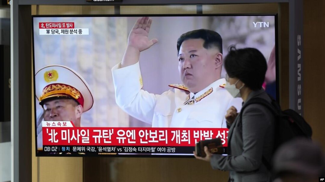 Sebuah stasiun televisi sedang menayangkan berita mengenai pemimpin Korea Utara Kim Jong Un di Stasiun Kereta Api Seoul di Seoul, Korea Selatan, Kamis, 6 Oktober 2022. (Foto: AP)