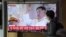 Una pantalla de televisión que muestra un programa de noticias sobre el lanzamiento de misiles de Corea del Norte con imágenes de archivo del líder norcoreano Kim Jong Un, se ve en la estación de tren de Seúl en Seúl, Corea del Sur, el jueves 6 de octubre de 2022.
