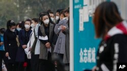 Antrean tes swab COVID-19 rutin warga Beijing di sebuah tempat pengujian virus di kota itu, Rabu, 26 Oktober 2022. Kota Shanghai di China mulai memberikan vaksin COVID-19 yang dapat dihirup pada hari Rabu di tempat yang tampaknya menjadi yang pertama di dunia. (AP/Andy Wong)