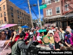 Kerumunan berkumpul di bawah papan tanda jalan saat peresmian Little Thailand Way, di wilayah Queens, New York, Sabtu, 24 September 2022.