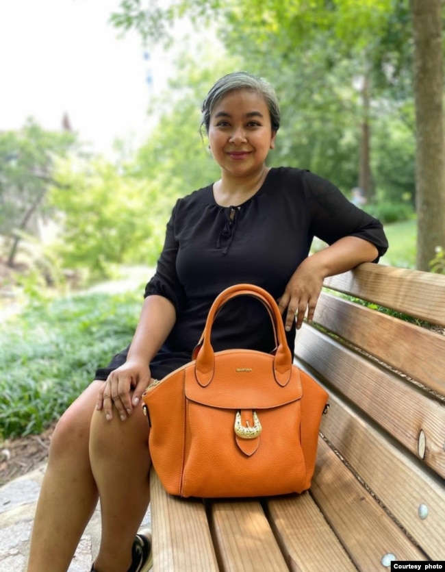 Dewi Maya, diaspora Indonesia perancang tas kulit di AS.