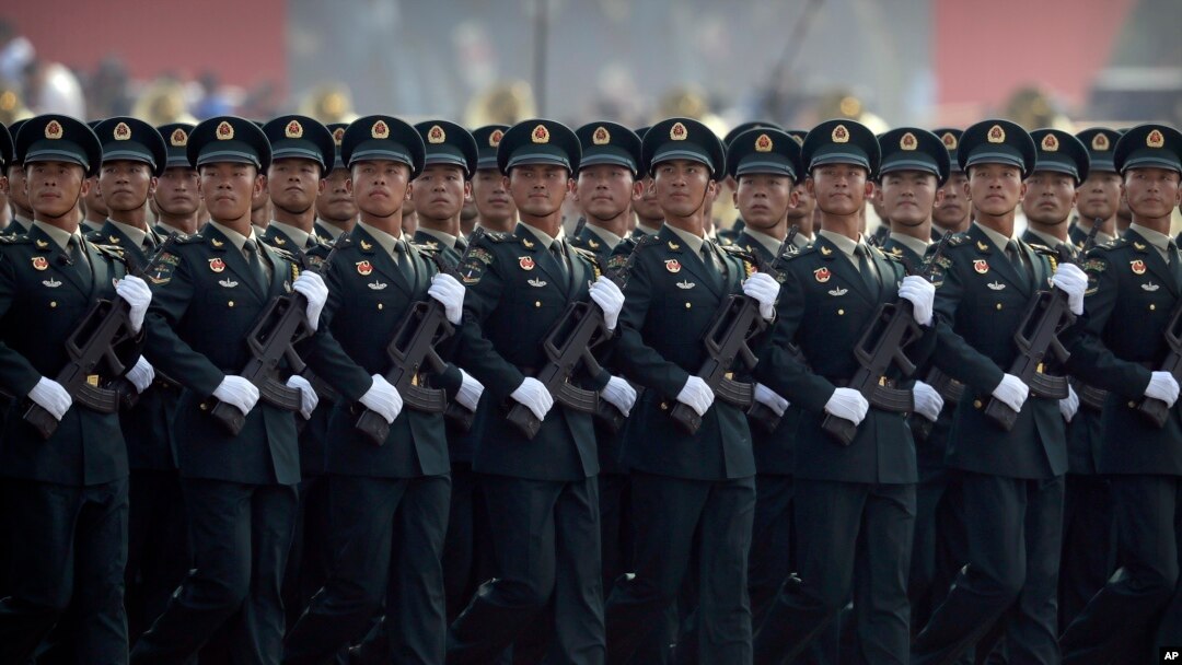 چین کی پیپلز لبریشن آرمی (PLA) راکٹ فورس کے ارکان بیجنگ میں کمیونسٹ چین کے قیام کی 70ویں سالگرہ کی یاد میں ایک پریڈ کے دوران مارچ کر رہے ہیں، فائل فوٹو