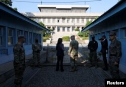 哈里斯参观韩朝接壤的板门店停战村。（2022年9月29日）