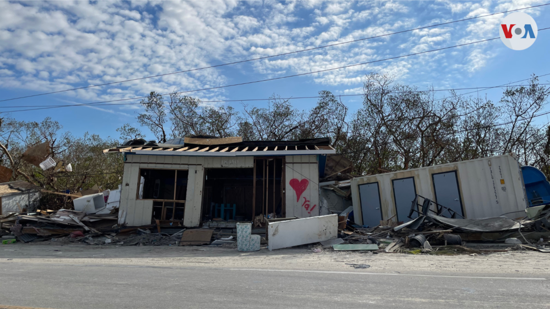 Los vientos del huracán Ian dañaron miles de casas en Fort Myers. (Foto: Yeny García, VOA)