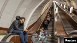 Stanovnici Kijeva u stanici metroa koja služi kao sklonište tokom ruskih raketnih napada