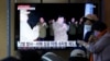 Una pantalla de televisión muestra una imagen del líder norcoreano, Kim Jong Un, durante un programa de noticias en la estación de tren de Seúl, en Seúl, Corea del Sur, el jueves 13 de octubre de 2022.