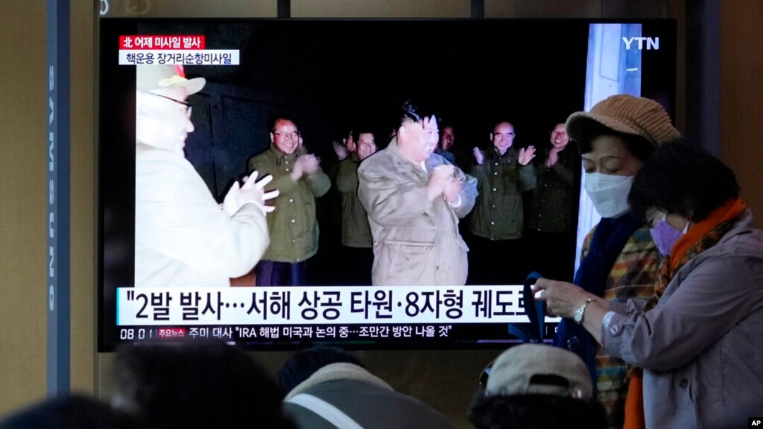 지난 13일 한국 서울역 내 TV에서 북한 미사일 발사 뉴스가 방송되고 있다. 화면 속 가운데 인물은 김정은 북한 국무위원장. (자료사진)