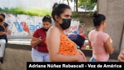 Embarazada espera ser atendida en centro de maternidad en Caracas