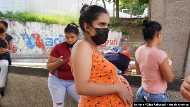 Embarazada espera ser atendida en centro de maternidad en Caracas