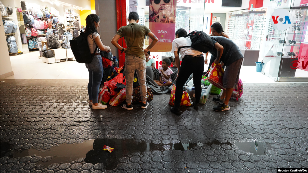 Constantemente los venezolanos son asistidos por personas que les regalan víveres. Foto: Houston Castillo, VOA