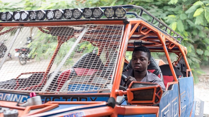 Un passionné de mécanique crée la première voiture 